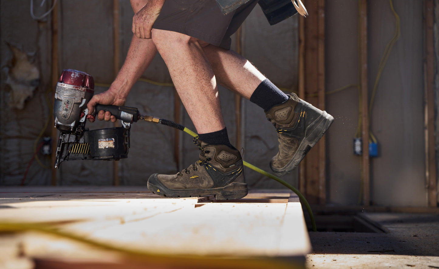 Keen Men's Dover 6" Waterproof (Carbon Toe) Dark Earth/Black
